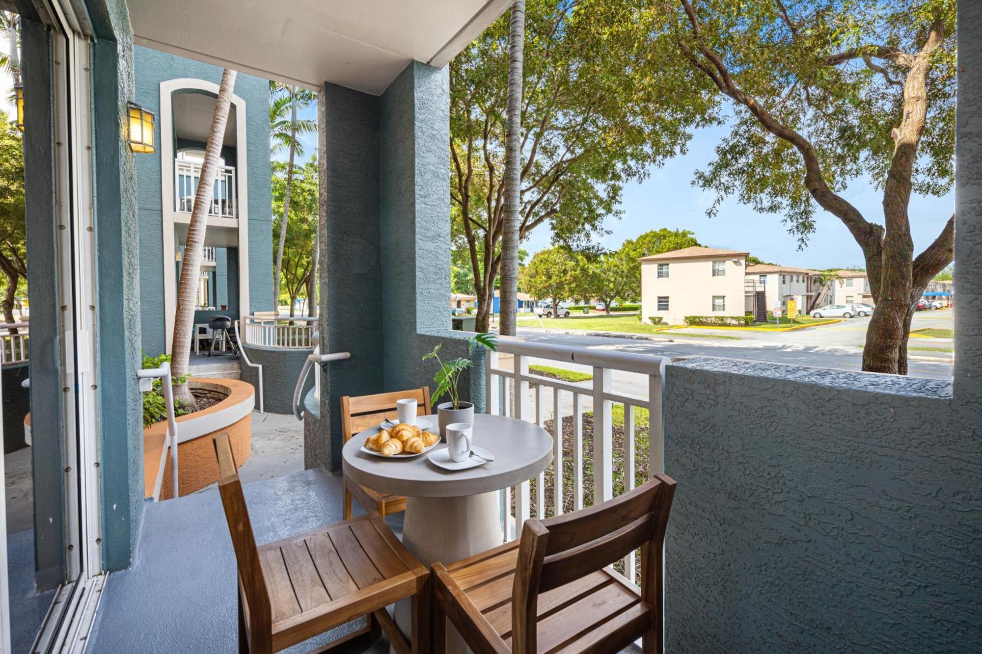 Dharma Home Suites South Miami At Red Road Commons Buitenkant foto
